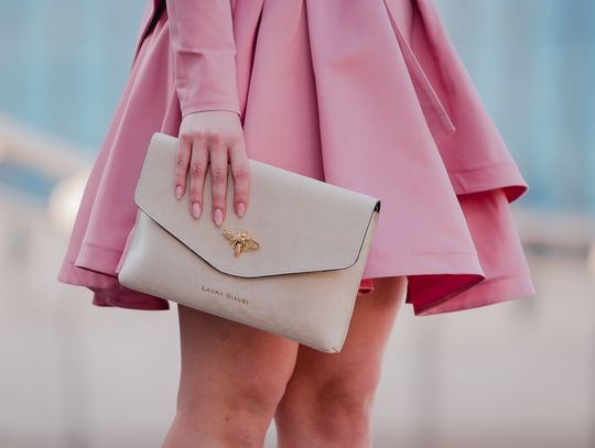 Torebka damska – dodatek w każdej garderobie! Poznaj torebkę listonoszkę