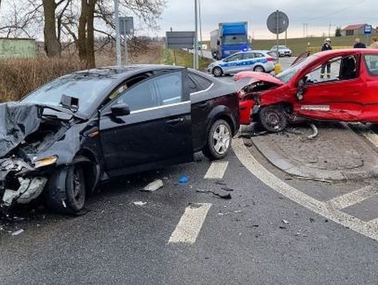 Toyota uderzyła w forda. Kierująca toyotą trafiła do szpitala...