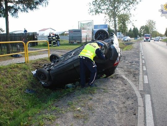 Toyota zjechała na pobocze i dachowała