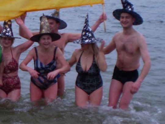 Tradycyjne noworoczne moczenie w lodowatym Bałtyku