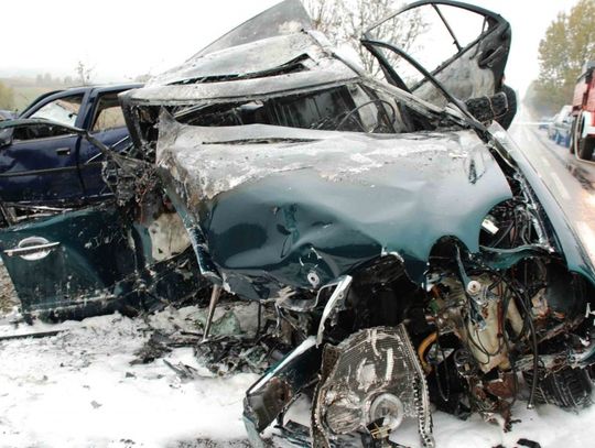 Tragedia na drodze. Czołowe zderzenie. Pięć osób zginęło