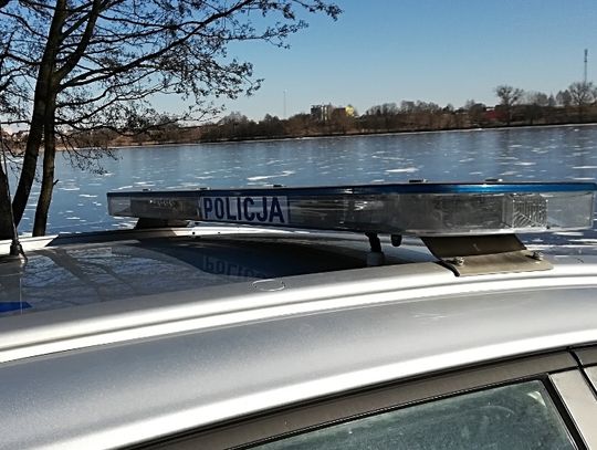 Tragedia na stawach w Jezierniku, utonął wędkarz. Policjanci apelują, aby nie wchodzić na zamarznięte akweny