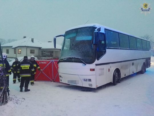 Tragedia w Rakowcu. Kierowca autobusu śmiertelnie potrącił 11-latka.