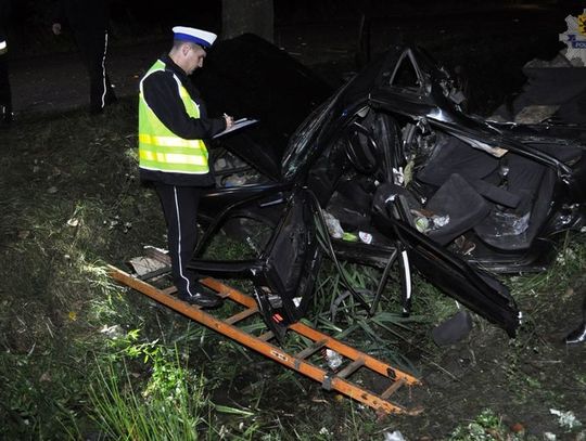 Tragiczna śmierć 23-letniego kierowcy po uderzeniu w drzewo