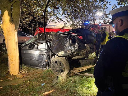 Tragiczny wieczór na DW 588. Samochód uderzył w drzewo, kierowca zginął na miejscu