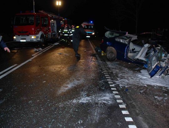 Tragiczny wypadek - czołowe zderzenie peugeota 306 i bmw. Zginął 20-letni kierowca 