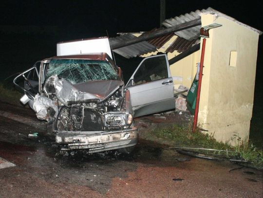 Tragiczny wypadek drogowy - mercedes uderzył w wiatę, 2 osoby zabite