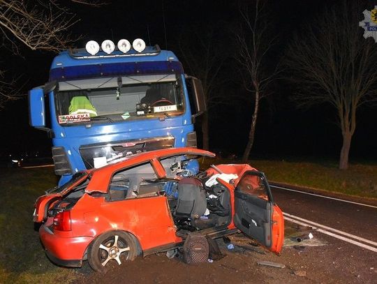 Tragiczny wypadek na DK25. Zginęły trzy osoby, dwie osoby trafiły do szpitala.