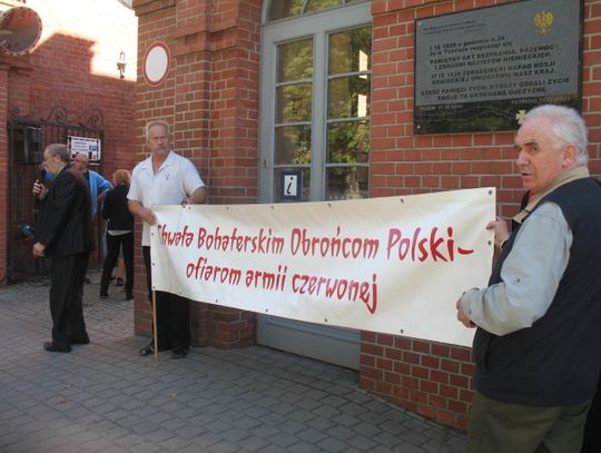 Transparent pod Fabryką Sztuk: &quot;Chwała ofiarom armii czerwonej&quot; 