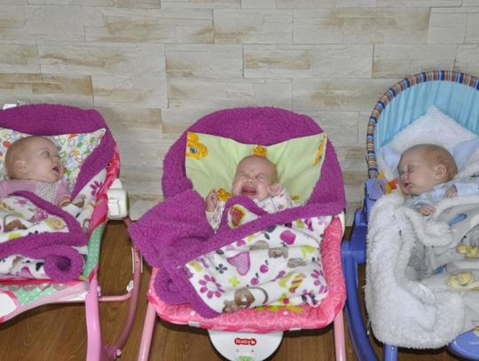 Trojaczki z Turza są już w domu! Dostały prezenty od wójta gminy Tczew