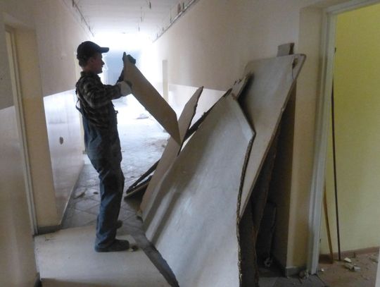 Trwa wyburzanie części Urzędu Miejskiego