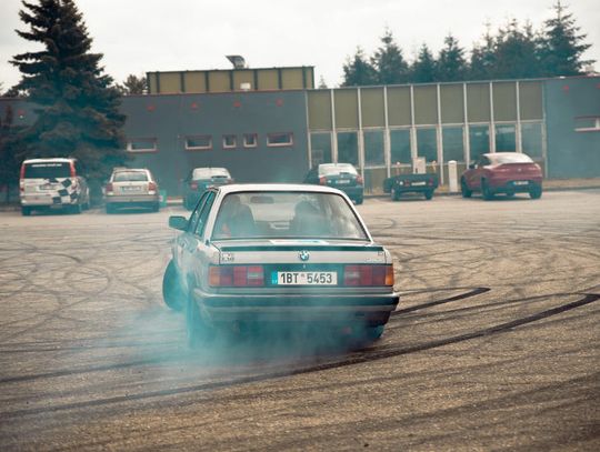 Trzech 18-latków ukaranych za jazdę w kontrolowanych poślizgach