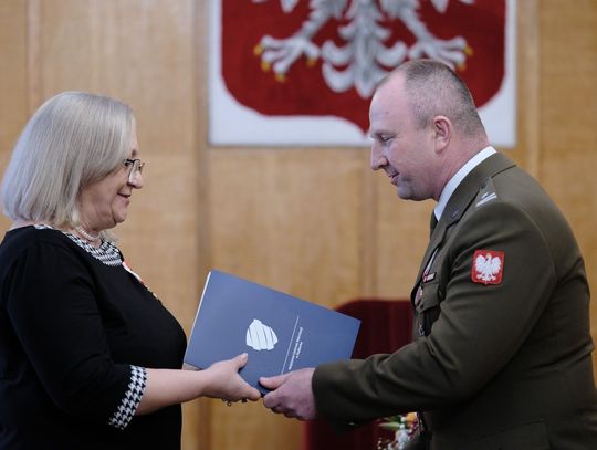 Trzech synów w mundurze - Pani Bożena uhonorowana złotym medalem MON