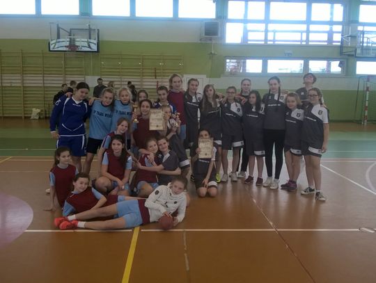 Trzecie miejsce dziewcząt z Suchego Dębu w mini piłce ręcznej powiatu gdańskiego.