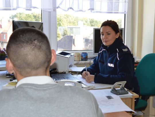 Trzepnął ochroniarza butelką z alkoholem i uciekł ze sklepu!