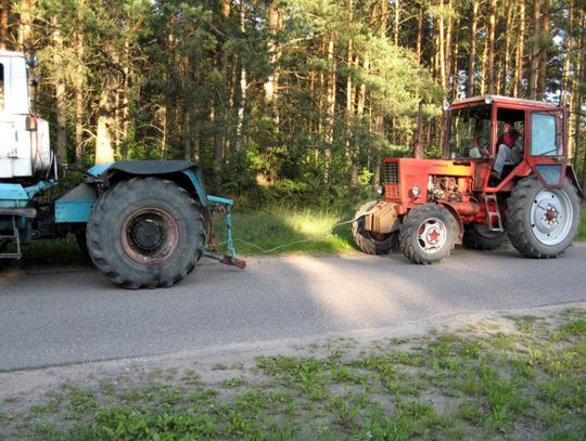 Trzy ciągniki na holu, a kierowca na gazie 