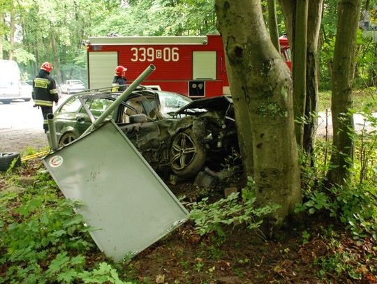 Trzy osoby ranne, bmw w drzewo - "na bani"