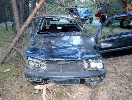 Trzy osoby ranne po dachowaniu samochodu 