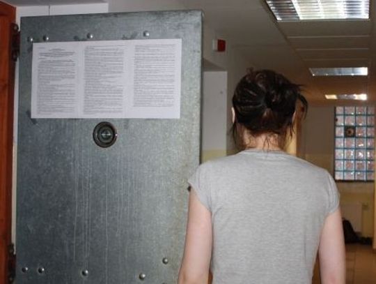 Tusze do rzęs schowała do rękawa kurtki