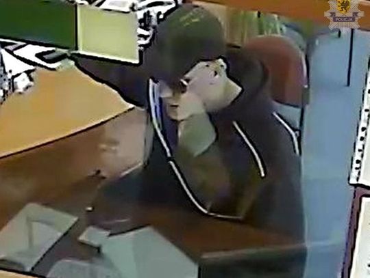 Twarze z monitoringu. Sprawcy napadów na banki poszukiwani