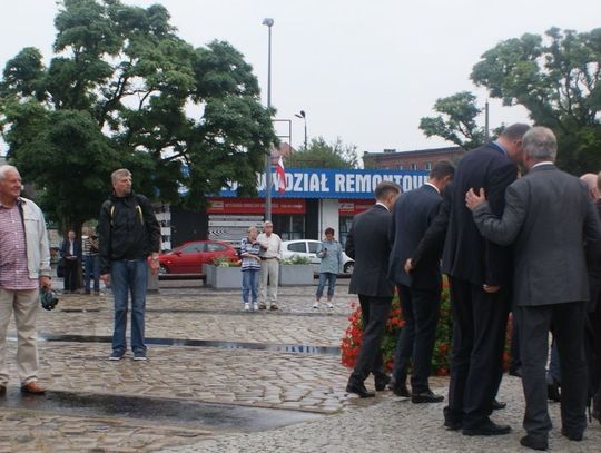 Tyłem do młodzieży. Prezydent Adamowicz uciekł od rozmowy z protestującymi