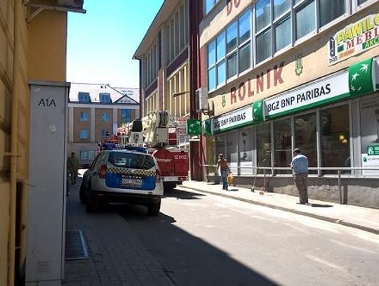 Tynk oderwał się od ściany i wisiał nad głowami przechodniów! Strażacy usunęli zagrożenie 