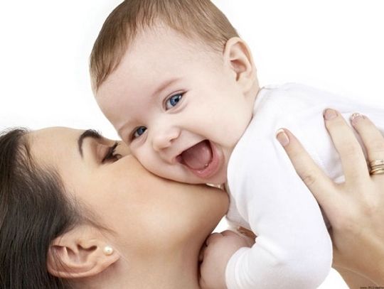 Tysiąc złotych na dziecko  przez cały rok. Ważne zmiany dla młodych matek. Kto i ile dostanie?