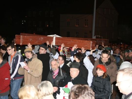 Tysiące wiernych w Misterium Męki Pańskiej
