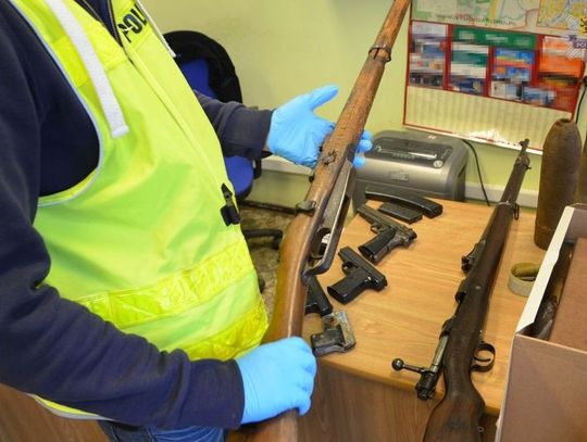 U 34-latka znaleźli 9 sztuk broni, 11 zapalników, 2 pociski ...