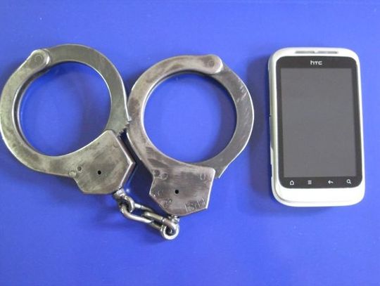 Uciekając uderzył w pień drzewa i zostawił swoją komórkę