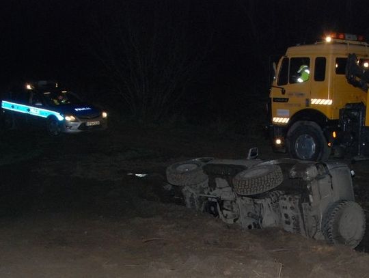 Uciekał mitsubishi. Dachował, nie miał uprawnień, a w samochodzie miał narkotyki