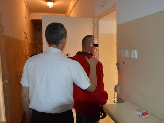 Uciekał z dwiema zgrzewkami piwa pod pachą