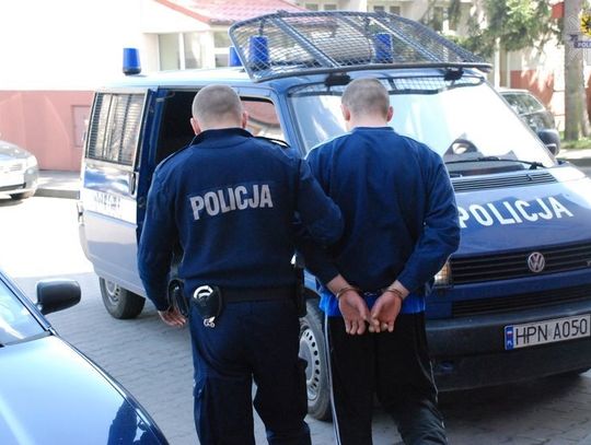 Uciekali skradzionym samochodem i uderzyli w drzewo