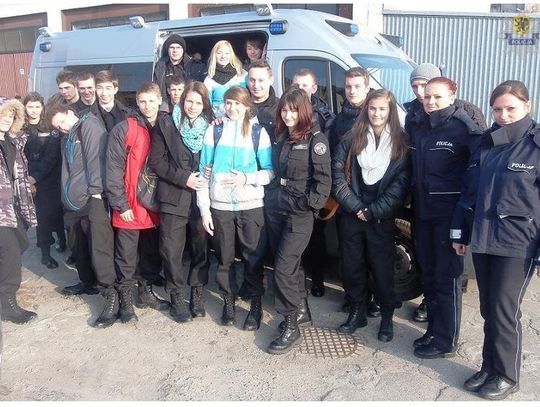 Uczniowie klasy mundurowej z wizytą w komendzie