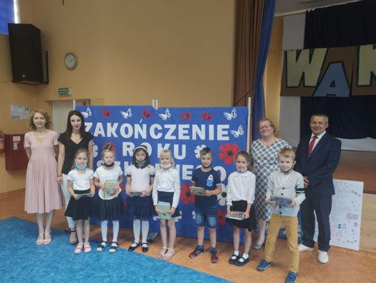 Uczniowie pożegnali szkołę i powitali wakacje. Koniec z nauką zdalną (jakąkolwiek), czas odpocząć! 