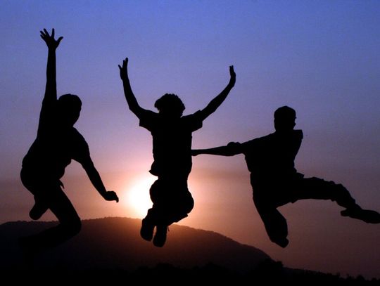 Uczniowie przy butelce świętowali koniec wakacji