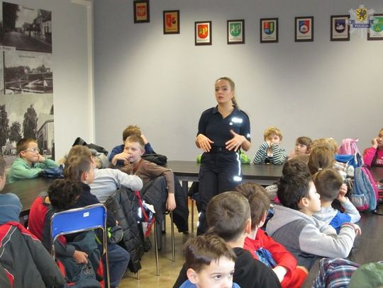 Uczniowie SP nr 3 odwiedzili pruszczańskich policjantów