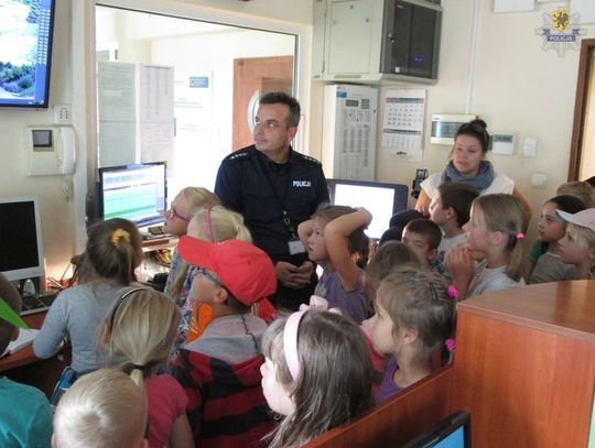 Uczniowie z Rotmanki odwiedzili pruszczańską komendę