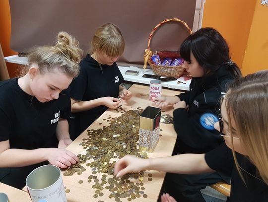 Uczniowie zbierali monety na rzecz dzieci w trudnej sytuacji życiowej