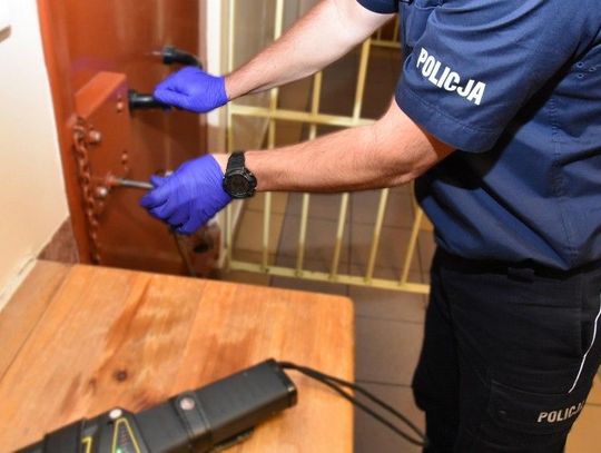 Uderzył ochroniarza w twarz skradzionym alkoholem. 23-latek ujęty po szarpaninie w sklepie