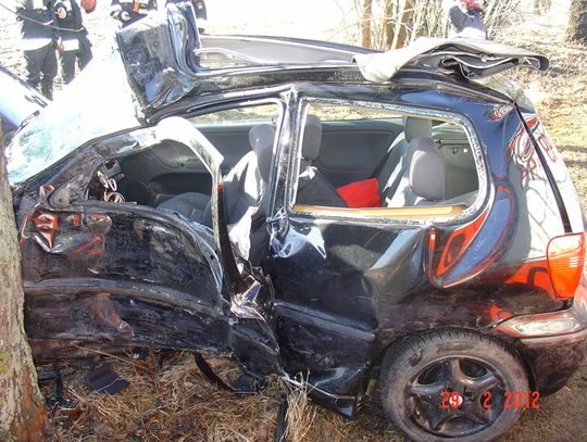 Uderzył w drzewo - dwie osoby ciężko ranne