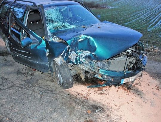 Uderzył w drzewo. Miał 2,5 promila alkoholu.