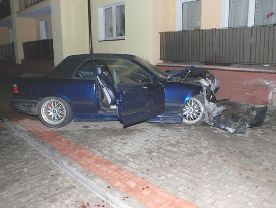 Uderzył w mur, aby nie przejechać psa