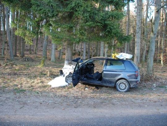 Uderzył w przydrożne drzewo, ranni w szpitalu