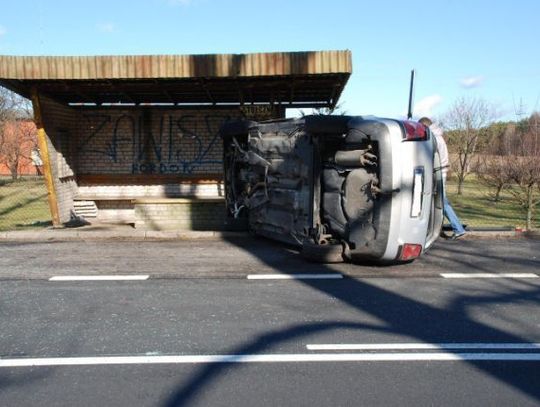 Uderzył w przystanek autobusowy