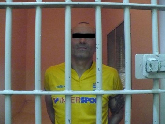 Uderzył znajomego kijem w głowę i wpadł sam z narkotykami