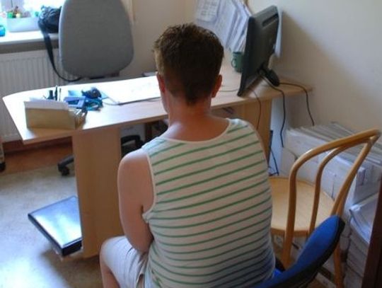 Uderzyła taboretem w głowę i zadała śmiertelne ciosy nożem