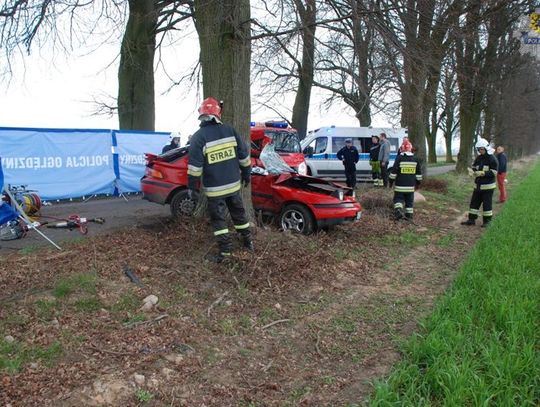 Uderzyła w przydrożne drzewo, zginął pasażer