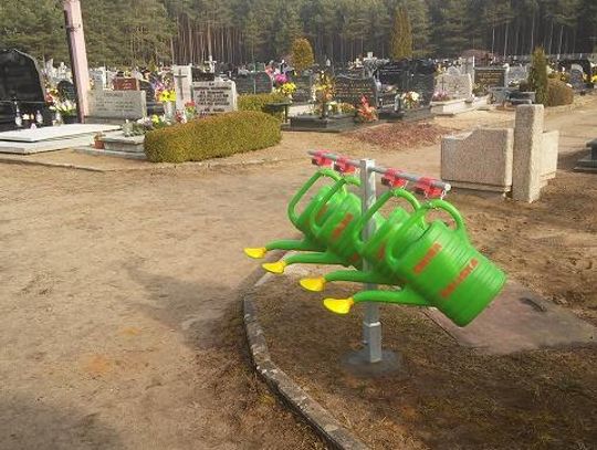  Udogodnienia na cmentarzu w Kaliskach. Pojawiły się stojaki z konewkami