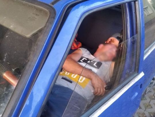 Ukradł Fiata Uno. Sprawca został szybko zatrzymany, gdyż ... zasnął w aucie.